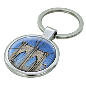Brooklyn Bridge Schlüsselanhänger mit Epoxidharz Kuppel und Schlüsselring aus Metall
