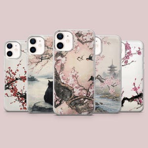 Puede incluir: Cinco fundas transparentes para smartphone con diversas ilustraciones al estilo de aguada. Los diseños incluyen un gato negro junto a un lago, ramas de cerezo, pájaros volando, una pagoda cerca de un río y flores de ciruelo rojas.