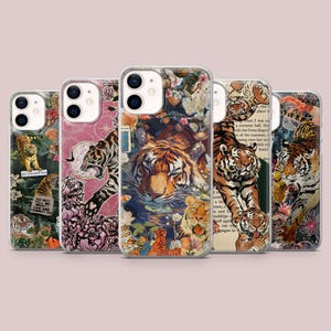Könnte beinhalten: Fünf transparente Handyhüllen mit Collagen-Designs, die Tiger-Illustrationen, florale Muster und Textausschnitte zeigen. Jede Hülle präsentiert eine einzigartige Anordnung von orangefarbenen und schwarzen Tigern, rosa Blumen und Papier-Elementen.