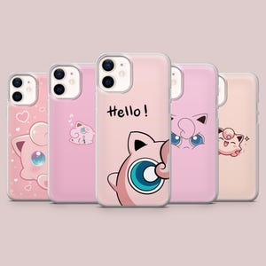 Peut inclure: Cinq coques de smartphone transparentes présentant diverses illustrations de personnages de dessin animé roses. Une coque affiche le texte Hello! au-dessus d'un grand graphique. Les motifs incluent des cœurs, des notes et des étincelles.