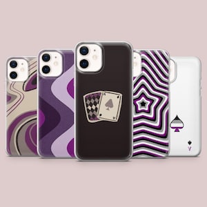Könnte beinhalten: Fünf Smartphone-Hüllen in einer Reihe angeordnet, mit verschiedenen Designs wie violetten und beigen Wellenlinien, einer schwarzen Hülle mit zwei Spielkarten, einem Sternmuster in Violett, Grau und Weiß sowie einer weißen Hülle mit Pik-Symbol.