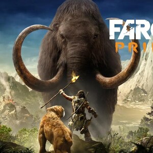 Puede incluir: Una portada del videojuego Far Cry Primal que muestra un gran mamut lanudo detrás de una figura humana que sostiene una antorcha encendida y un gato dientes de sable en un paisaje prehistórico con montañas, árboles y un cielo oscuro y nublado.