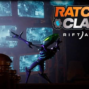 Może przedstawiać: Cyfrowa grafika z logo Ratchet & Clank: Rift Apart w kolorze pomarańczowym i białym. Fioletowa, smukła postać robota z zieloną głową przyjmuje dynamiczną pozę, podczas gdy mniejszy złoty robot stoi na pobliskim gzymsie.