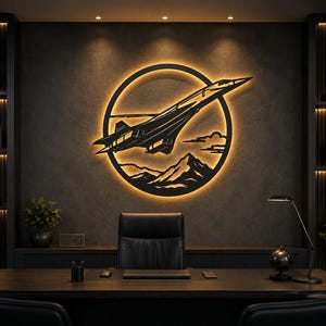 Könnte beinhalten: Ein kreisförmiges Wandkunstobjekt aus schwarzem Metall, das die Silhouette eines Überschall-Düsenflugzeugs über einer Bergkette zeigt. Das Design ist mit einem warmen Licht hinterleuchtet, was einen Kontrast zur dunklen Wand bildet.