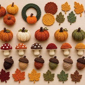 Peut inclure: Une collection d'objets crochetés sur le thème de l'automne comprenant diverses citrouilles orange, jaunes, blanches et vertes, une couronne vert foncé, des dessous de verre texturés, des champignons à pois, des glands et des feuilles d'érable.