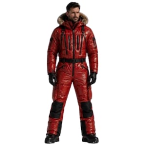 Puede incluir: Un traje de nieve de una pieza, rojo brillante y aislado, con capucha con borde de piel marrón, cinturón negro en la cintura, múltiples bolsillos con cremallera en el pecho y mangas, rodilleras negras, guantes negros y botas negras.