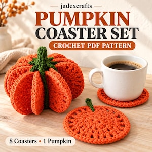 Pode incluir: Um padrão de crochê para um conjunto de porta-copos de abóbora, com uma abóbora laranja tridimensional com caule verde, um porta-copos plano em forma de abóbora e uma caneca branca. Texto: jadexcrafts PUMPKIN COASTER SET CROCHET PDF PATTERN 8 Coasters 1 Pumpkin.