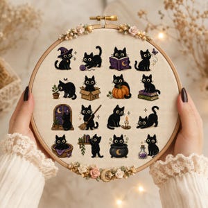 Peut inclure: Un tambour à broder circulaire en bois contenant un tissu de couleur crème avec seize illustrations distinctes au point de croix de chats noirs. Les chats sont représentés dans diverses poses, notamment assis avec un chapeau de sorcière, jouant avec de la laine, lisant un livre et assis dans un chaudron.