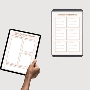Könnte beinhalten: Zwei digitale Tablets mit Lernvorlagen. Ein Tablet zeigt ein Modul-Layout mit Bereichen für Definitionen, Fakten und Beispiele. Das andere Tablet zeigt ein Raster mit sechs Karteikartenvorlagen mit der Überschrift MEINE LERN-KARTEIKARTEN.