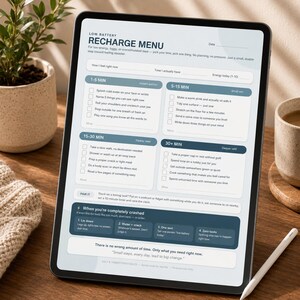 Peut inclure: Une tablette numérique affichant un menu de recharge de batterie faible avec des sections pour des tâches de 1-5, 5-15, 15-30 et 30+ minutes, incluant une section pour les moments d'épuisement total et la citation, Small steps, every day, lead to big change.
