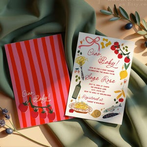 Op de afbeelding: Twee uitnodigingen voor een babyshower met Italiaanse illustraties. Eén kaart heeft rood-roze strepen en de tekst "Ciao, Baby!". De andere kaart heeft illustraties van pasta, tomaten en een fles wijn, met de tekst "Ciao, Baby!" en evenementdetails.