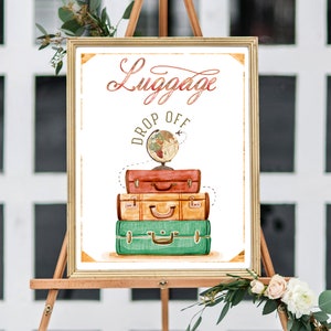 Könnte beinhalten: Ein Schild mit dem Text "Luggage Drop Off" in einer Vintage-Schriftart. Das Schild zeigt einen Globus mit einem kleinen Flugzeug, das darüber fliegt, und einen Stapel von drei Vintage-Koffern in Rot, Braun und Grün.
