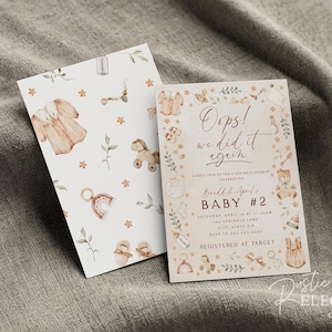 Puede incluir: Una invitación a una fiesta de bienvenida al bebé con una ilustración de acuarela de un osito de peluche y el texto "¡Ups! Lo hicimos de nuevo.  Celebrando  [Name] & [Name]'s Baby #2.  Sábado, 1 de abril a las 11:00 am 123 Sprinkles Lane City, State Zip RSVP a [Name] Registrado en Target"
