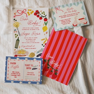 Könnte beinhalten: Eine Sammlung von Babyparty-Einladungen und -Karten. Die Haupteinladung zeigt den Text "Ciao, Baby!" mit Illustrationen von Pasta, Tomaten und Zitronen. Weitere Karten umfassen ein Windel-Raffle-Ticket und eine Bitte um Bücher.