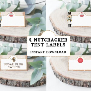 Könnte beinhalten: Vier Tischkarten im Nussknacker-Design auf einer Holzscheibe, mit Eukalyptusblättern. Jedes Etikett hat ein anderes Design: einen Nussknackersoldaten, einen Cupcake, ein Etikett für Zuckerpflaumen-Süßigkeiten und einen roten Schmuck. Der Text "4 Nutcracker Tent Labels Instant Download" wird angezeigt.