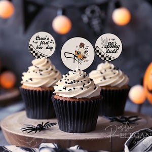 Topos de cupcake de Halloween editáveis, placa de um cara assustador • Fantasma retrô moderno de 1º aniversário de menino • Modelo editável para impressão