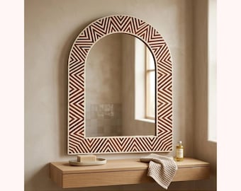 Handgemaakte bruin-witte spiegel met ingelegde beenderen, boogvormige lijst, geometrische chevron-patroon wandspiegel, luxe Marokkaanse woondecoratie | Radhe Shyam Decor