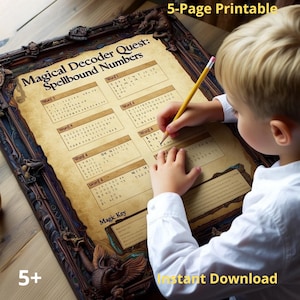 Può includere: Un foglio di attività stampabile di 5 pagine intitolato Magical Decoder Quest: Spellbound Numbers con una matita gialla. La carta presenta colonne di numeri e una sezione Magic Key, il tutto racchiuso in una cornice di legno scuro intagliato.