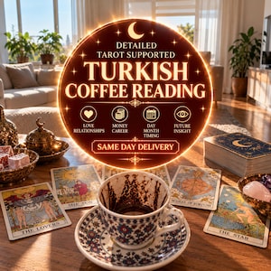 Op de afbeelding: Een Turks koffiekopje met schotel in bloemenpatroon, omringd door tarotkaarten waaronder The Lovers, The Sun, Wheel of Fortune en The Star. Een oplichtend rond bord toont DETAILED TAROT SUPPORTED TURKISH COFFEE READING.