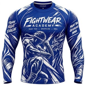 Op de afbeelding: Een blauw en wit compressieshirt met lange mouwen met de tekst FIGHTWEAR ACADEMY, MUAY THAI, GRAPPLING, MMA, TRAIN, FIGHT, EVOLVE. De afbeelding toont een vechtsporter in een knielende houding naast een illustratie van een draak.