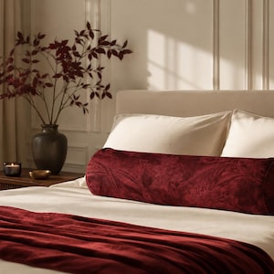 Crimson Voljär Bolster Pillow – Djupröd Botanisk Fågel Lång Kudde