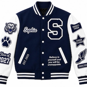 Puede incluir: Una chaqueta universitaria azul marino y blanca con una letra S grande, el nombre Sophia y el texto EST. 2025 y Believe in yourself and you will be unstoppable. Los parches incluyen una cabeza de tigre, huella, Class of 2027, estrella y zapato alado.