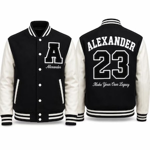 Może przedstawiać: Czarno-biała kurtka typu varsity z dużą literą A i imieniem Alexander z przodu. Z tyłu znajduje się imię Alexander, numer 23 oraz napis Make Your Own Legacy wykonany białymi literami na czarnym tle.