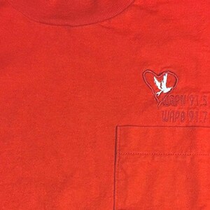 Vintage 1990er Jahre WAPN 91.5 WAPB 91.7 Rote Bestickte Tasche T-Shirt L BVD
