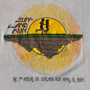 Vintage 1980s Gray 1985 Sunland Run 7th Annual T-Shirt M/XL by Screen Stars