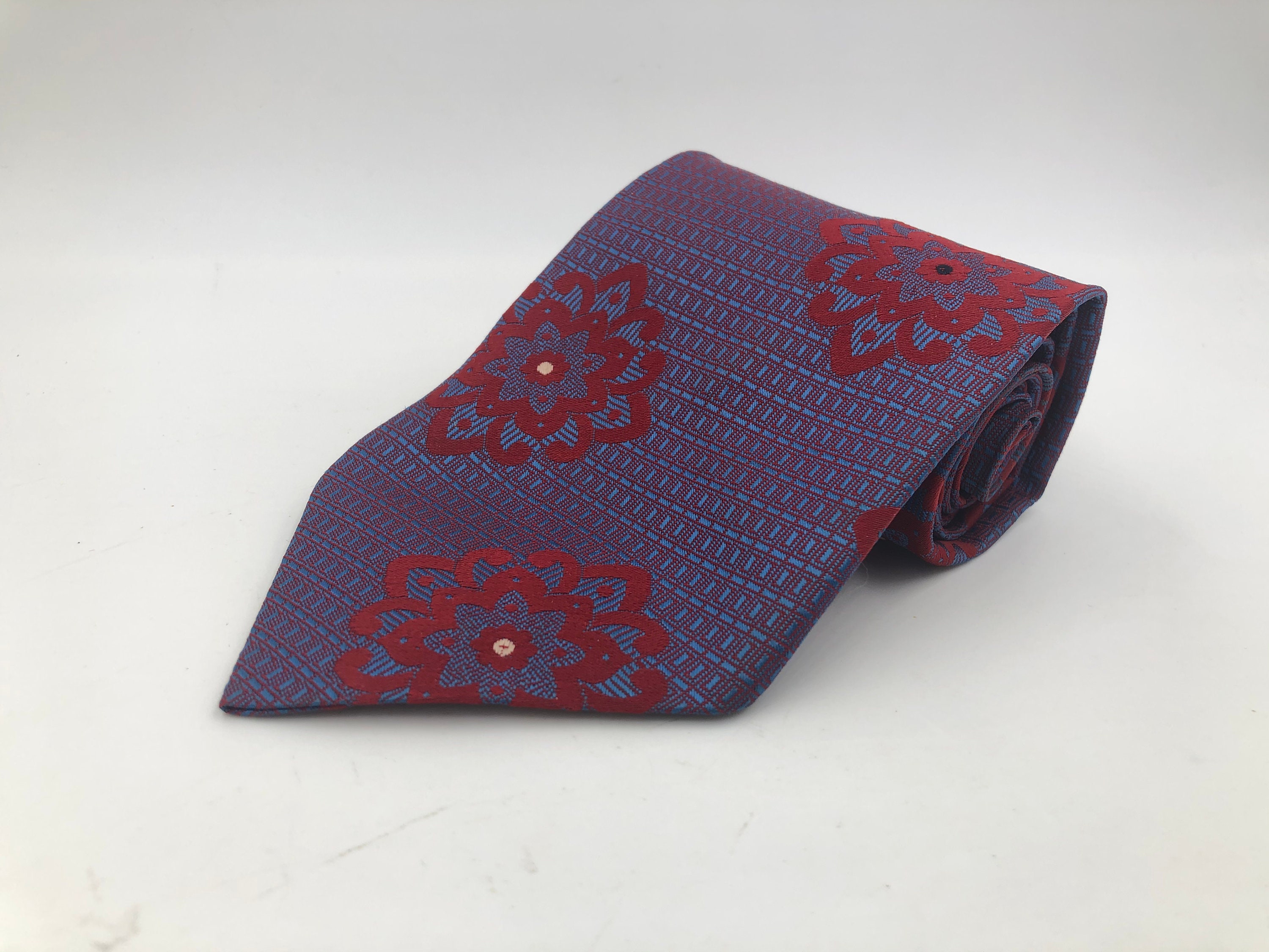 Vintage 1970s Wide Blue Dacron Tie with Red Sunburst Pattern