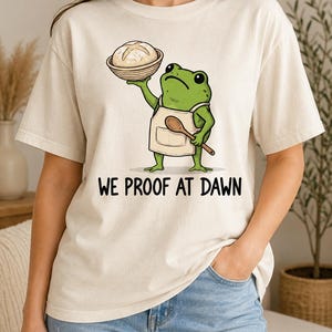 Sauerteig-Shirt | We Proof at Dawn Frog T-Shirt | Lustiges Brotback-Shirt | Geschenk für Bäcker