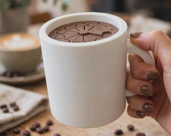 3D-geprinte koffiemok als fidget toy, beweegbaar en morsbaar, ideaal als stressverlichter voor op je bureau.