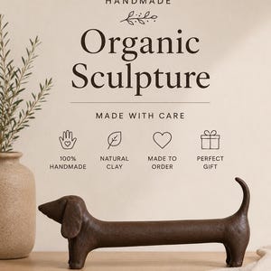 Puede incluir: Una escultura de arcilla marrón oscuro de un perro salchicha con una superficie texturizada. El texto superior dice HANDMADE, Organic Sculpture, MADE WITH CARE, 100% HANDMADE, NATURAL CLAY, MADE TO ORDER y PERFECT GIFT, con cuatro iconos.