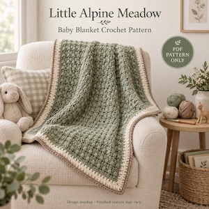 Könnte beinhalten: Eine salbeigrüne Häkeldecke für Babys mit strukturiertem Noppenmuster und cremefarbenem Rand. Der Text lautet Little Alpine Meadow Baby Blanket Crochet Pattern und PDF PATTERN ONLY. Ein Plüschhase sitzt auf dem Sessel.