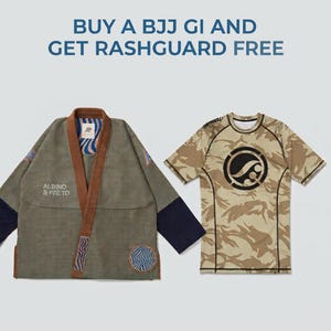 Op de afbeelding: Een olijfgroene BJJ-gi met bruine revers, marineblauwe boorden en de tekst ALBINO & PRETO, naast een beige camouflage rashguard met korte mouwen en een zwart rond logo. De tekst BUY A BJJ GI AND GET RASHGUARD FREE staat boven de kledingstukken.