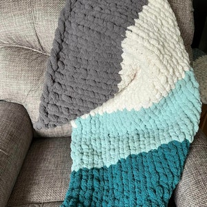 Chunky Comfort: Personal Throw in Luxuriously Soft Yarn image 2