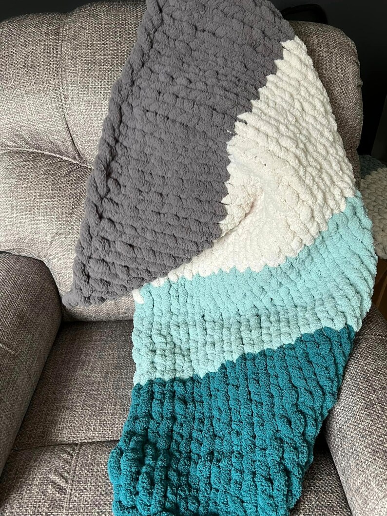 Chunky Comfort: Personal Throw in Luxuriously Soft Yarn image 2