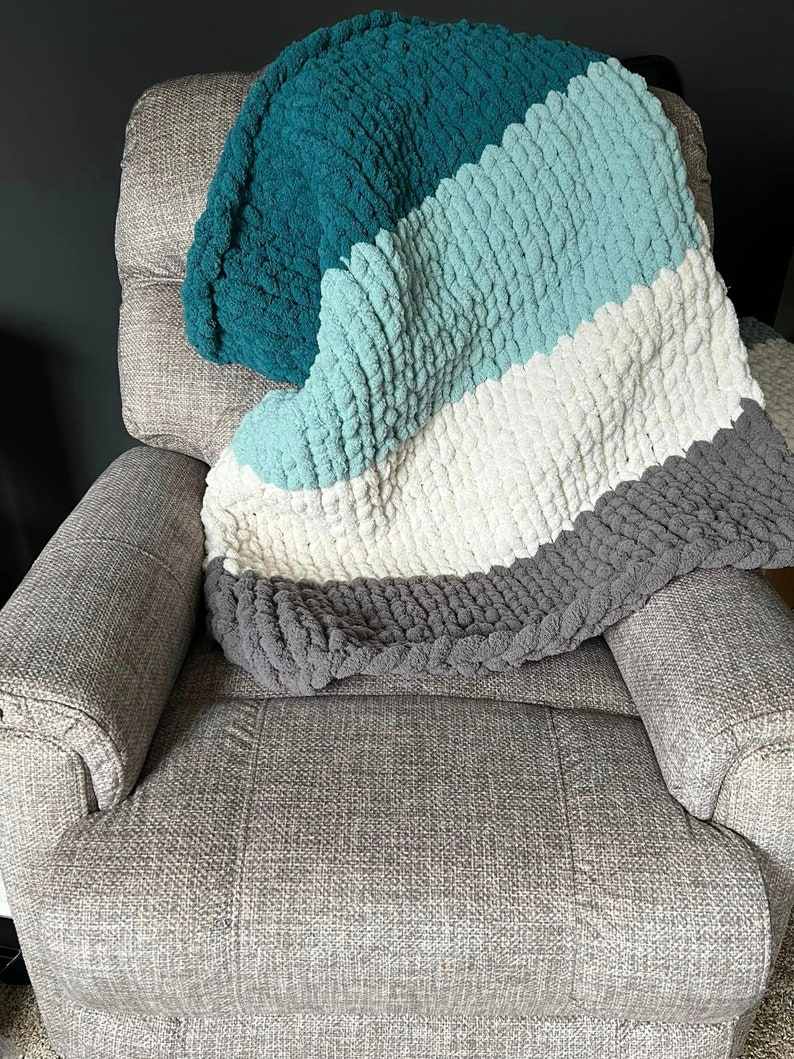 Chunky Comfort: Personal Throw in Luxuriously Soft Yarn image 4