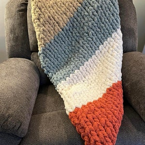 Chunky Comfort: Personal Throw in Luxuriously Soft Yarn image 1