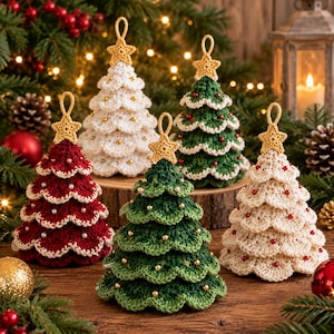 Pode incluir: Cinco enfeites de árvore de Natal em crochê nas cores vermelho, branco e verde. Cada árvore apresenta um design em camadas com bordas festonadas, pequenas contas e uma estrela amarela de crochê no topo. Possuem um laço para pendurar.