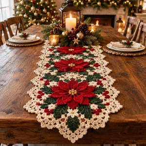Puede incluir: Un camino de mesa de ganchillo de color crema con un patrón repetitivo de grandes flores de pascua rojas con centros amarillos, hojas de color verde oscuro y pequeñas bayas rojas. El camino tiene un borde festoneado y un diseño de encaje.