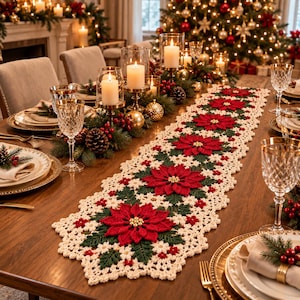 Può includere: Un lungo runner da tavola rettangolare all'uncinetto con un motivo ripetuto di fiori di stella di Natale rossi con centri di perline dorate, foglie verdi e piccole bacche rosse, bordato da un intricato design in pizzo smerlato bianco sporco.