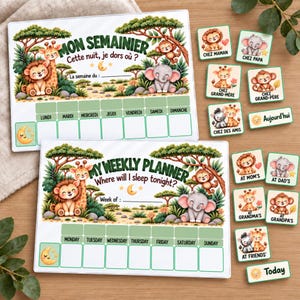 Può includere: Due pianificatori settimanali a tema giungla con illustrazioni di leone, giraffa, scimmia ed elefante. I pianificatori includono il testo 'MY WEEKLY PLANNER Where will I sleep tonight?' e 'MON SEMAINIER Cette nuit, je dors où ?' insieme a piccole tessere quadrate che mostrano varie posizioni.
