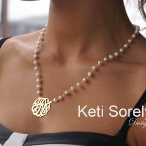 Pärlhalsband med monograminitialer (beställ valfritt namn) - Sterlingsilver, gult guld eller roséguld - Halsband med vita pärlor