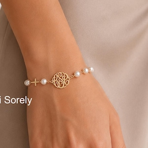 Pulsera personalizada con iniciales, mini cruz lateral y cuentas de perlas de rosario. Regalo protector.