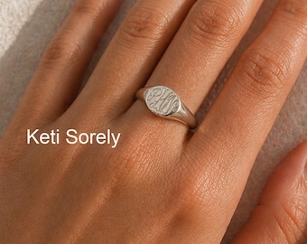 Mini Gravierte Initialen Ring aus 10K, 14K oder 18K Gold oder Sterling Silber, Unisex Siegelring, Initialen Ring für Mann oder Frau