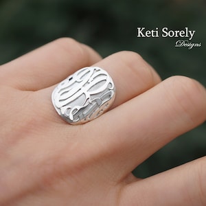 Personalisierter Ovaler Monogramm Ring aus Sterling Silber, Gelbgold, Roségold oder Weißgold - 3 Dimensional Initialen Ring.