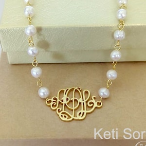 Iniciales de monograma personalizadas con cadena de perlas naturales, cadena de cuentas hecha a mano con un delicado monograma, regalo personal en plata de ley.
