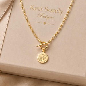 Personalized Paperclip Necklace with Toggle Clasp and Engraved Initials Pendant, Monogram Charm in Silver, Yellow or Rose Gold For Woman.