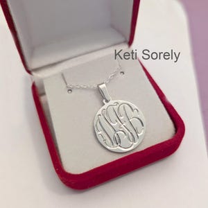 10 kt massief goud - geel, rosé of wit - schijf met handgegraveerde monogram initialen - (graveer je initialen)